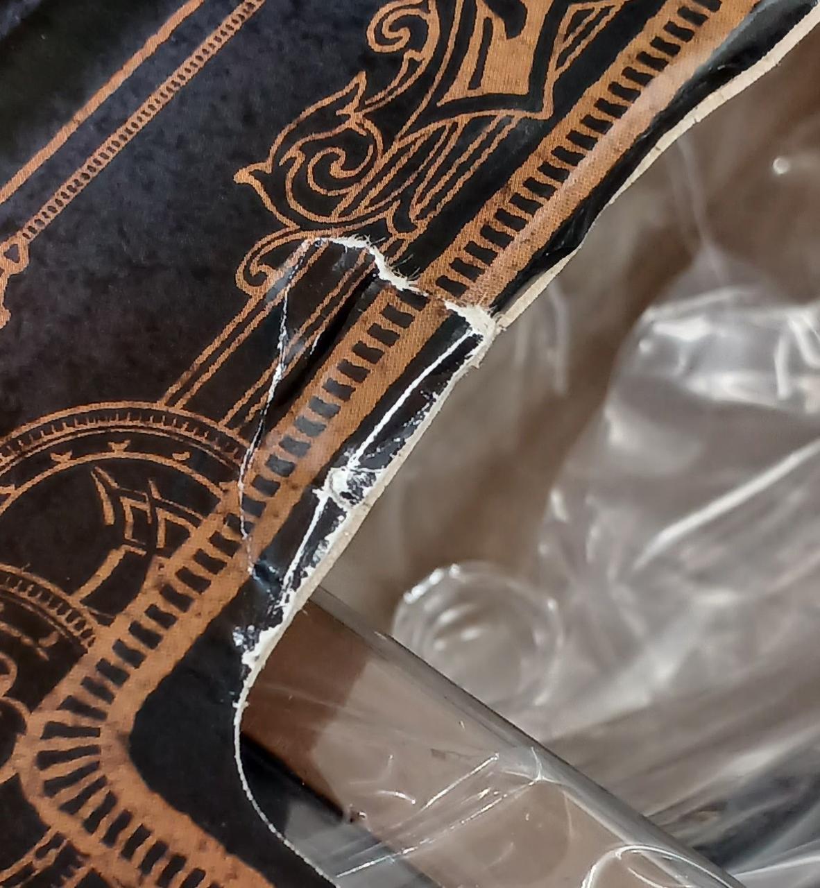 破れています。