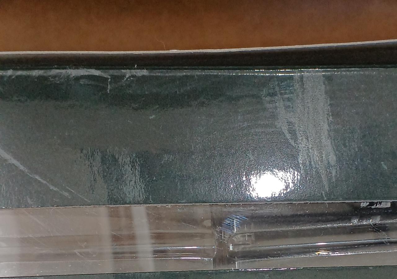 キズ、テープ跡があります。