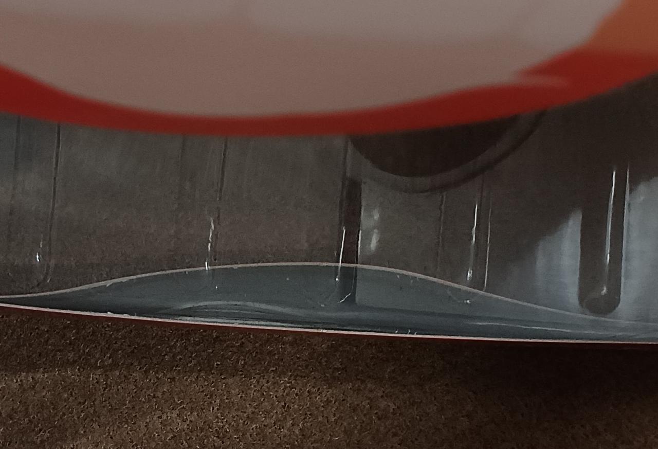 正面上側のフィルムが剥がれています。