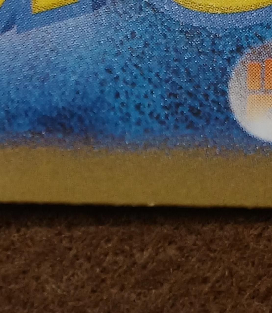 小さな白欠けがあります。