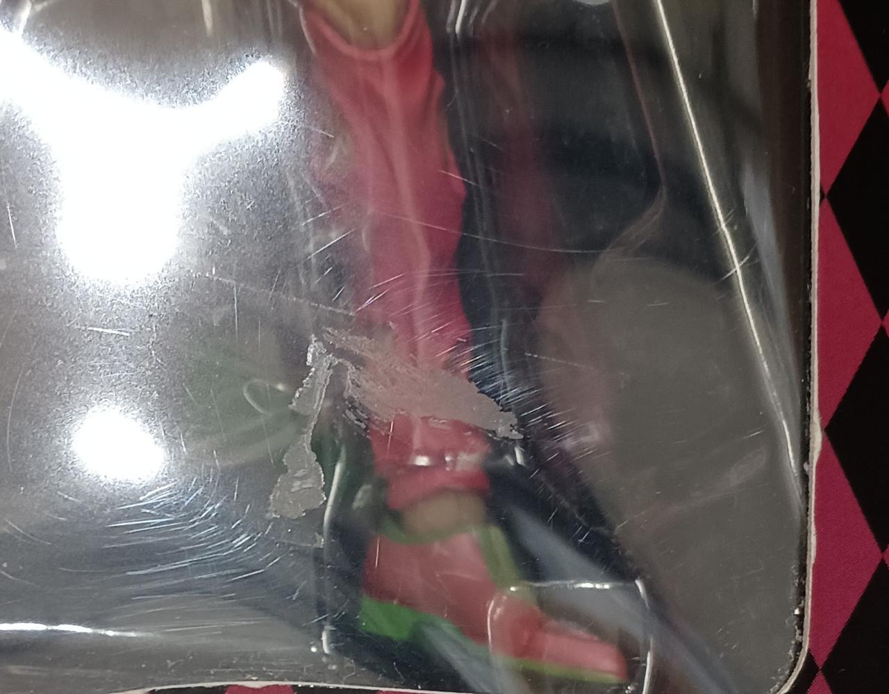 キズ、テープ跡があります。