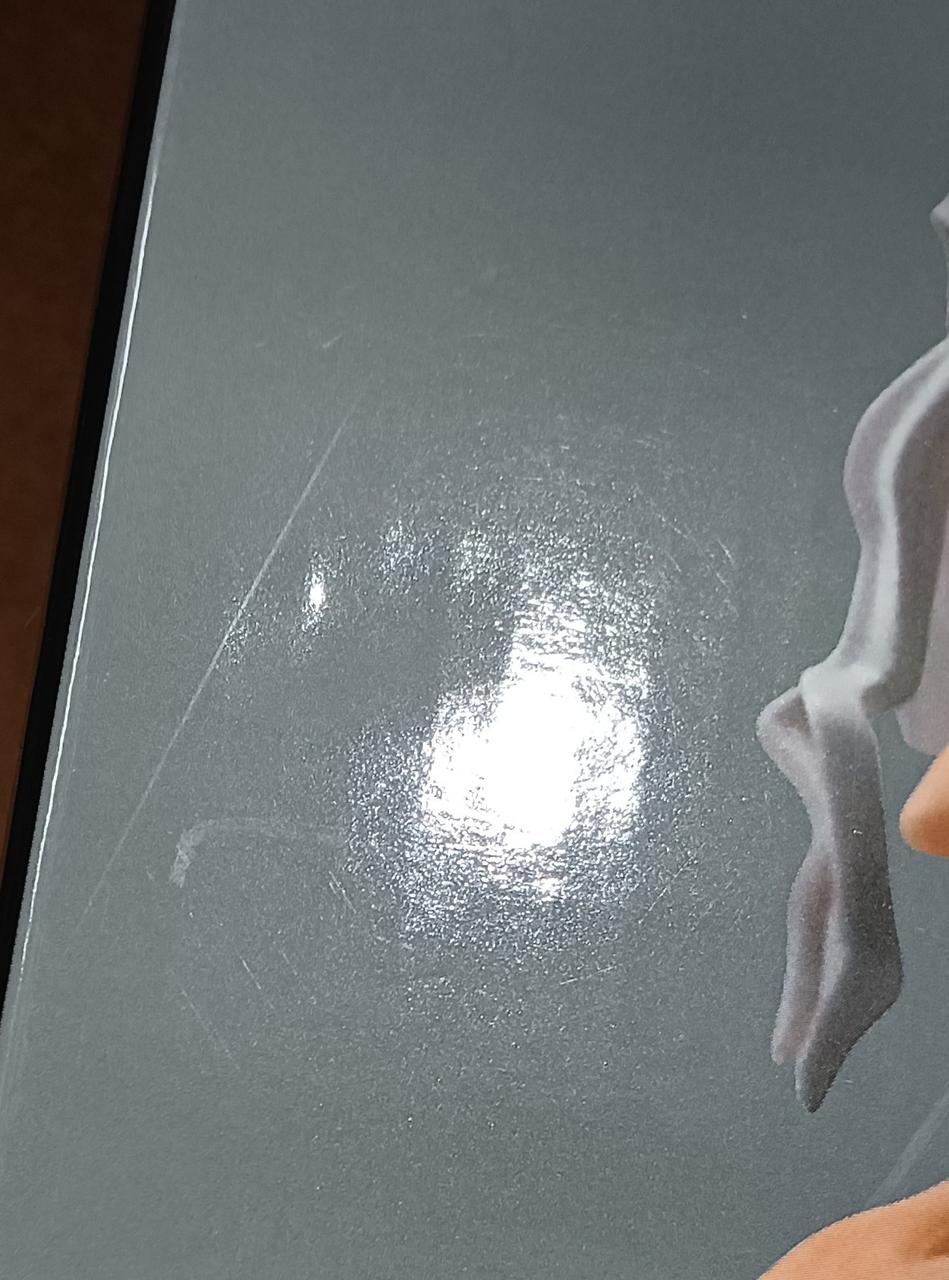 へこみ、キズがあります。