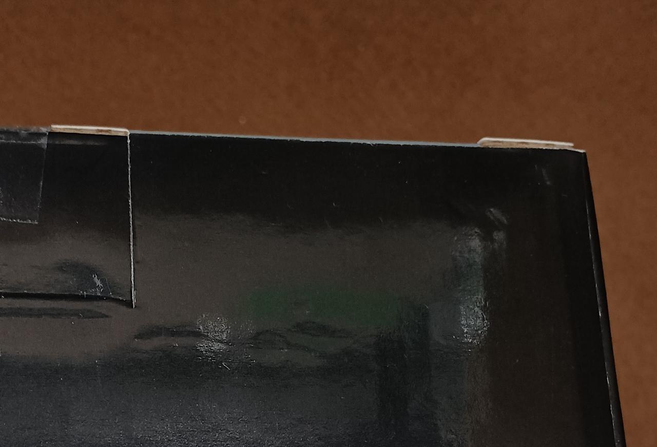 へこみ、キズがあります。