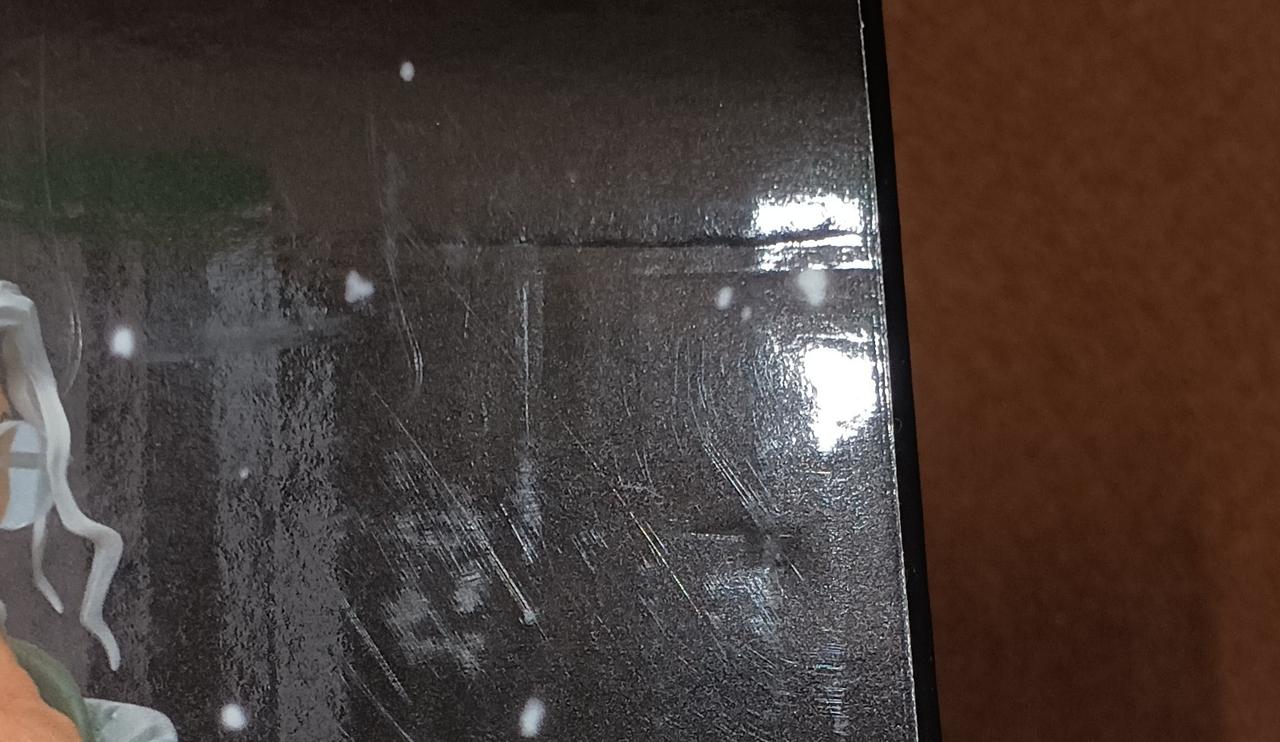 へこみ、キズがあります。