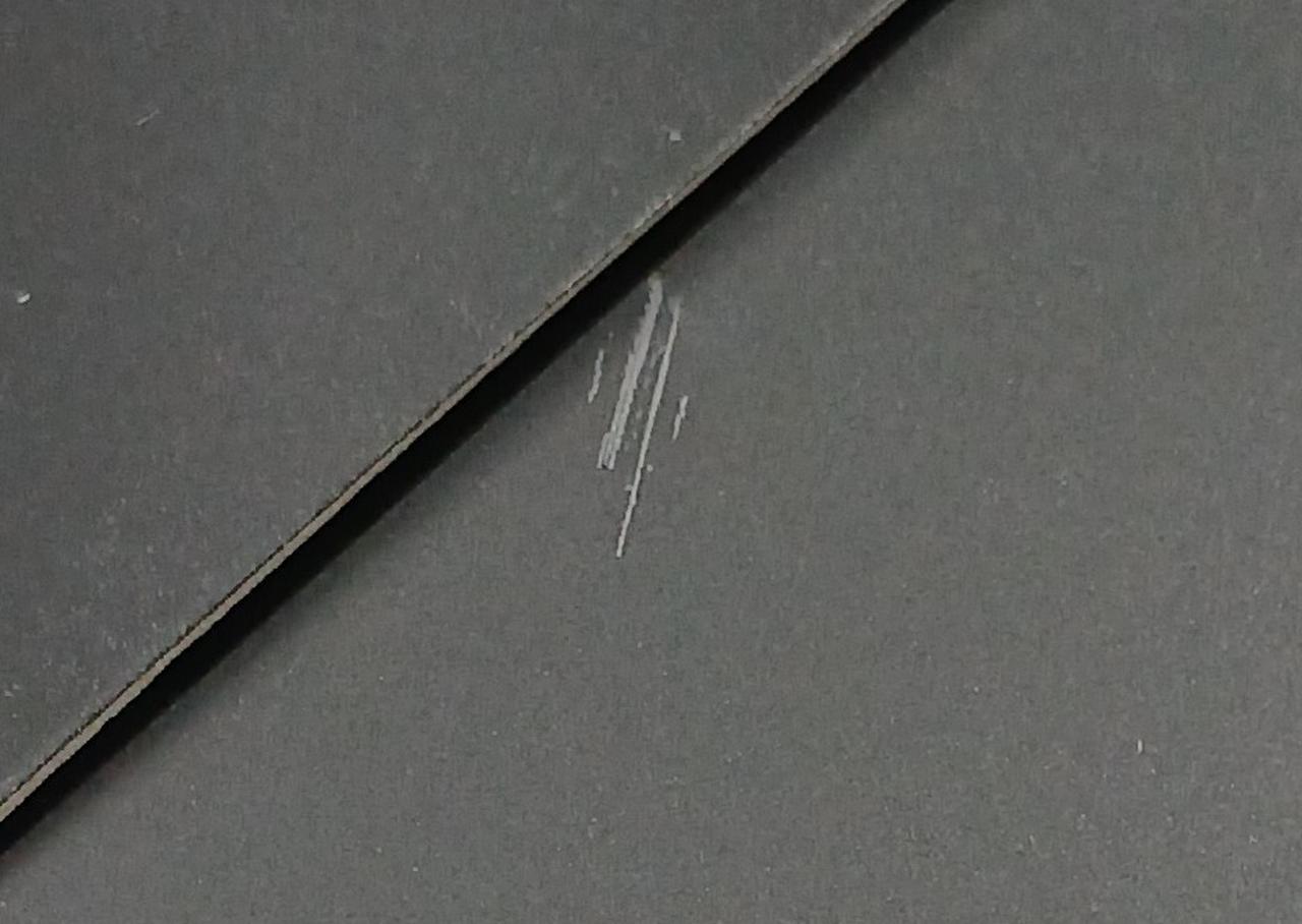 キズがあります。