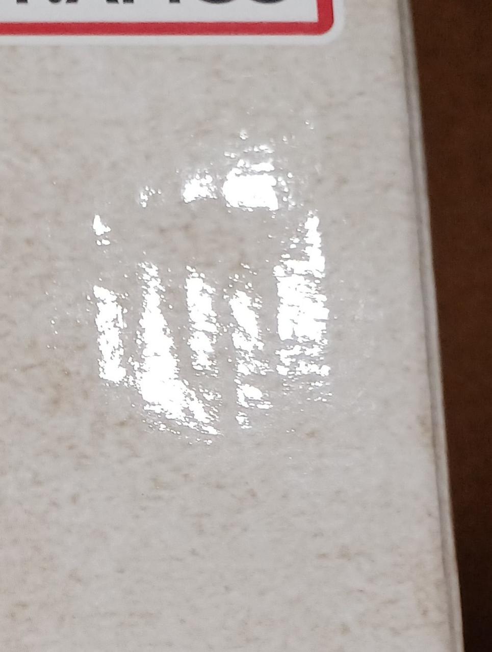 わずかにへこんでいます。