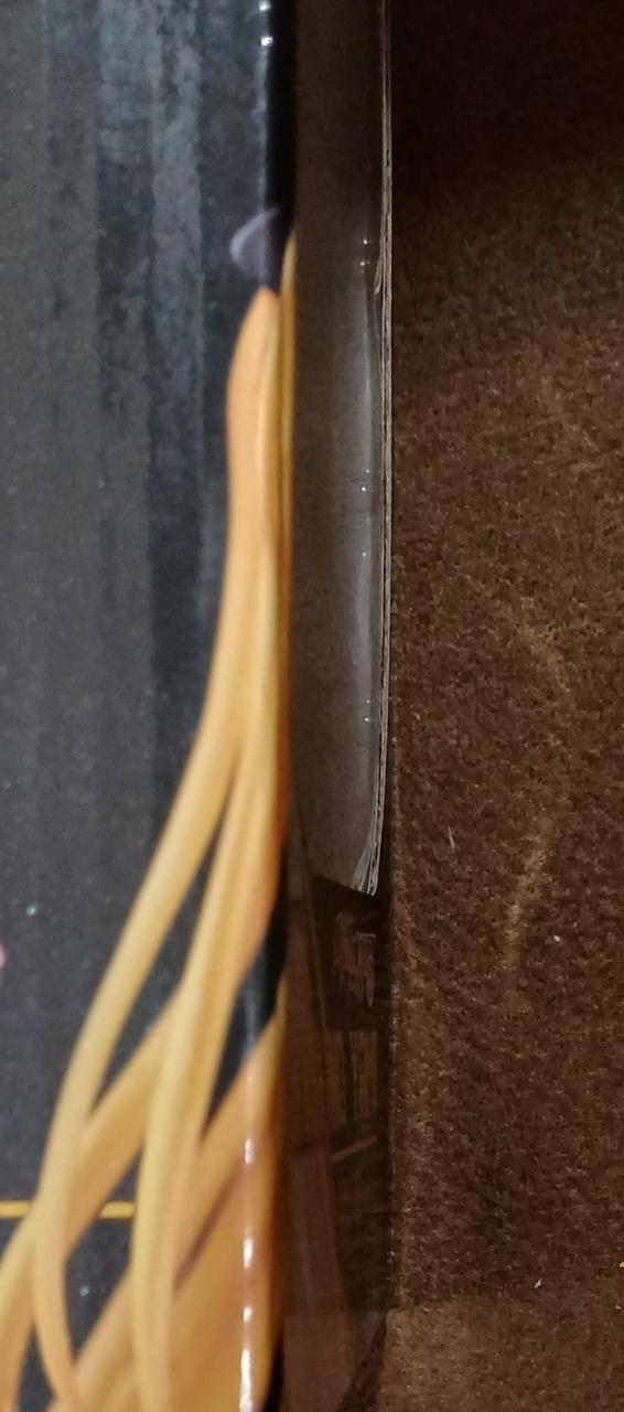 正面がへこんでいます。