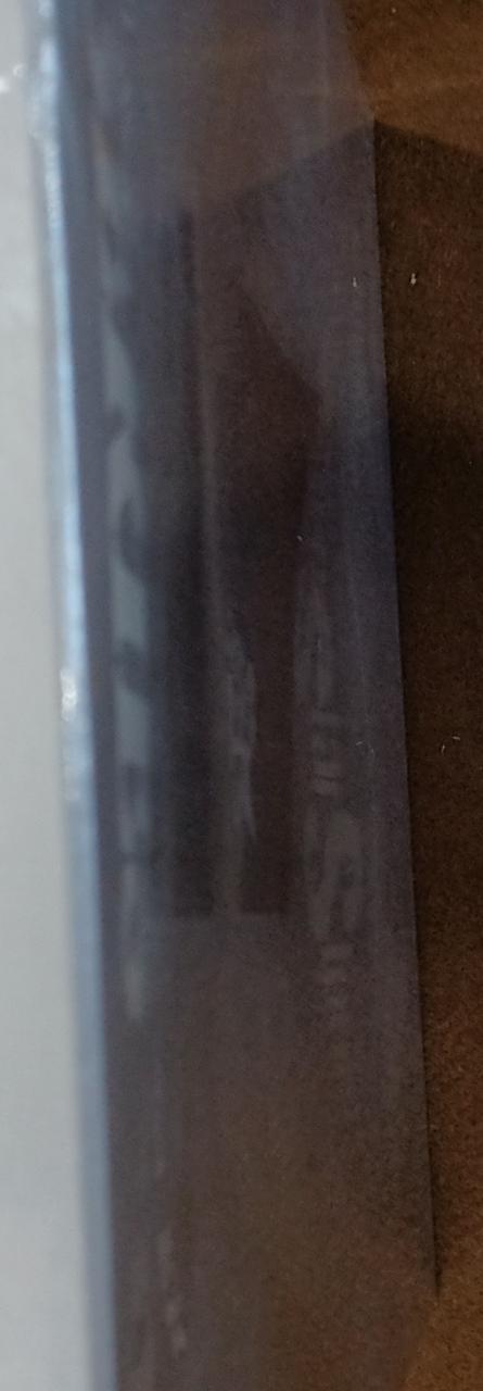 箱の正面がかなりへこんでいます。