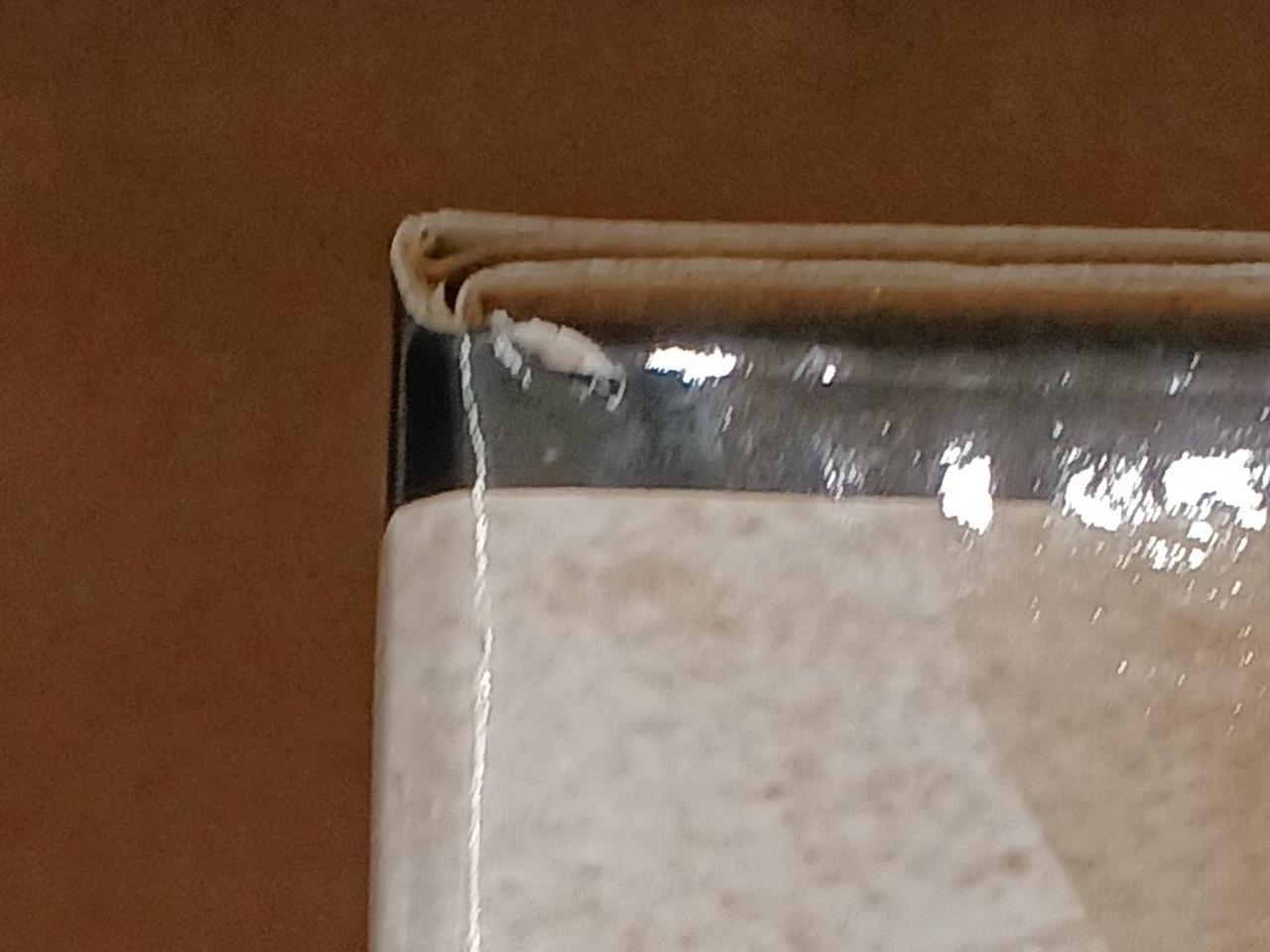 わずかに破れています。