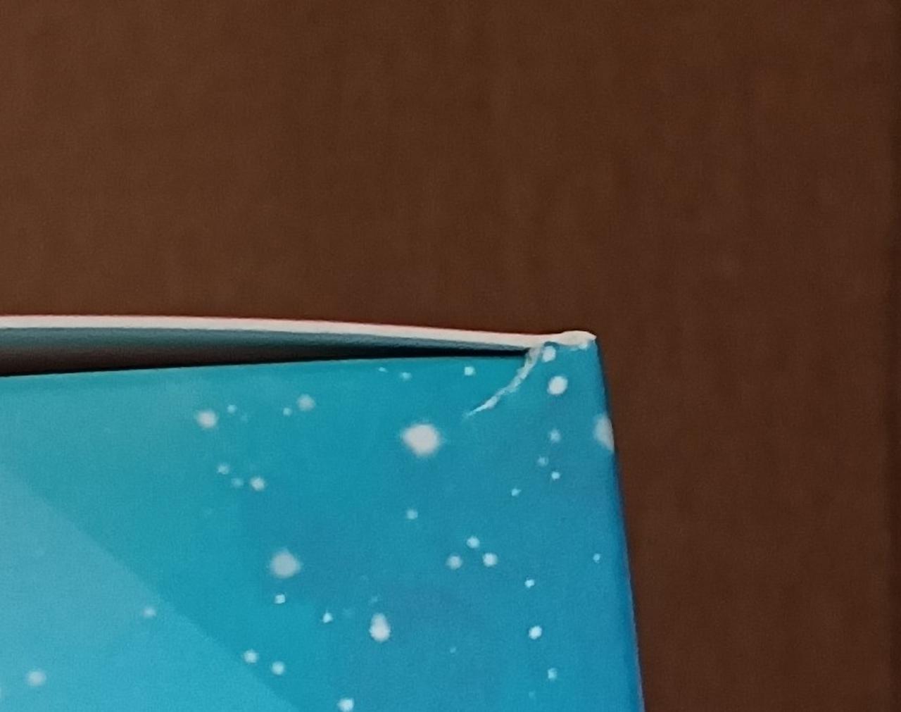 わずかに破れています。