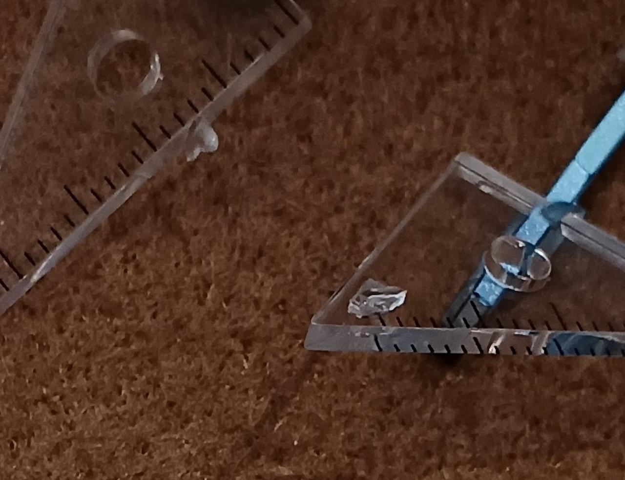 定規の接合部が破損しています。