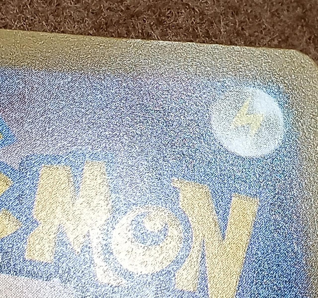 分かりづらいですが折れ目があります