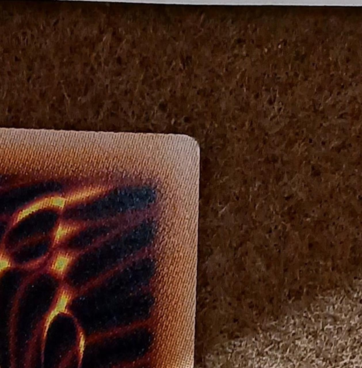 角に小さな白欠けがあります