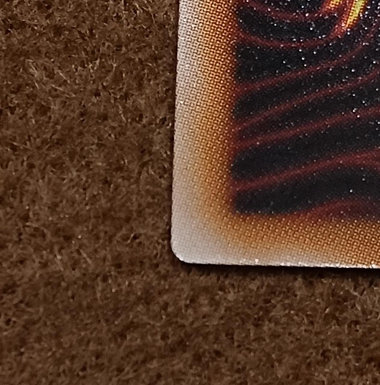 角に小さな白欠けがあります