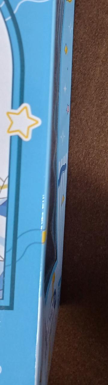 正面がへこんでいます。