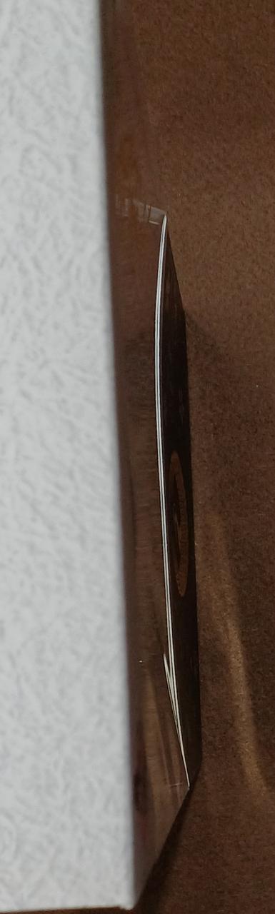 正面がへこんでいます。