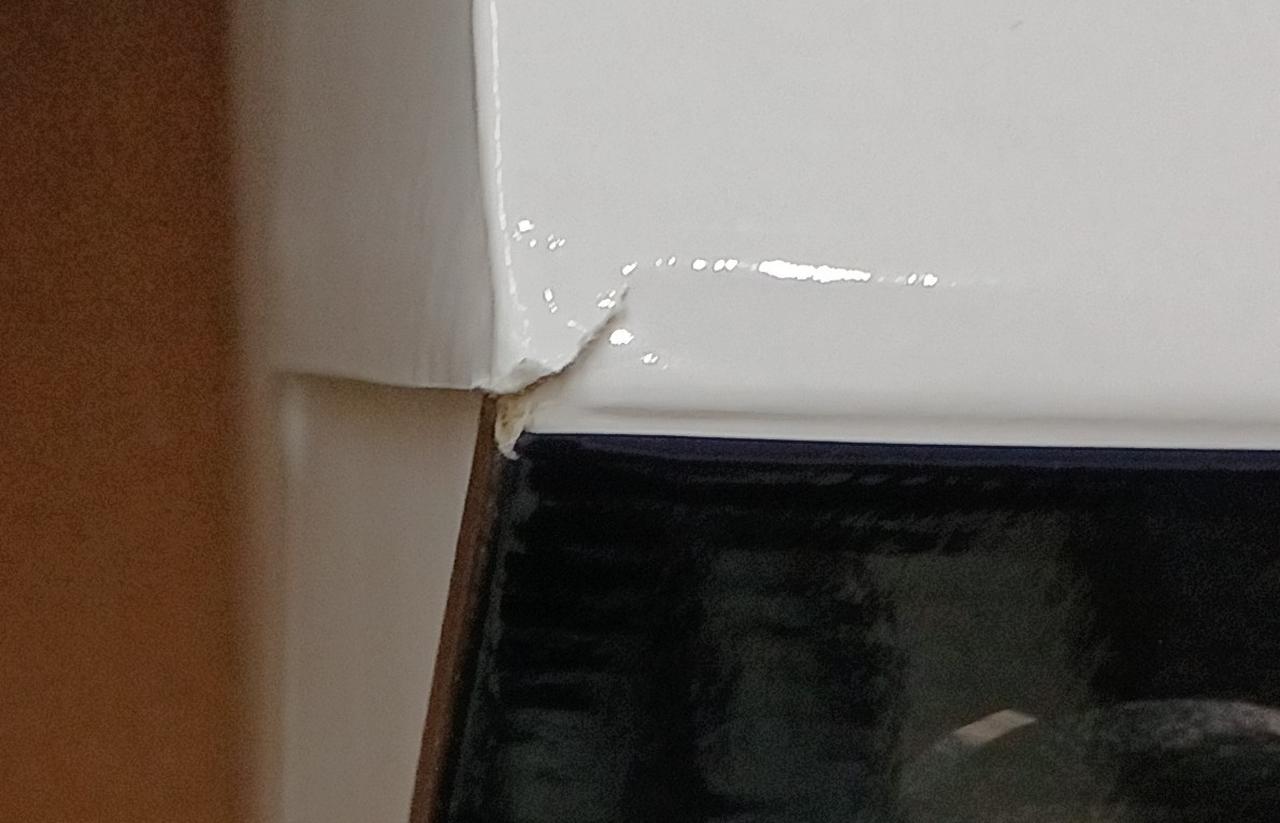 少し破れています。