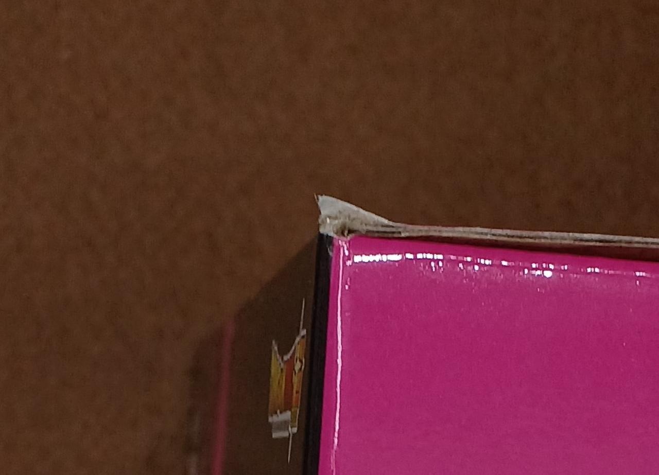 わずかに破れています。