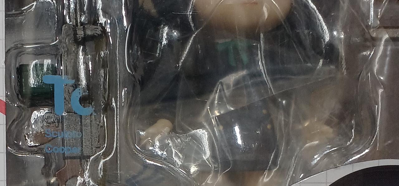 フィルムにある名前の加工が剥がれています