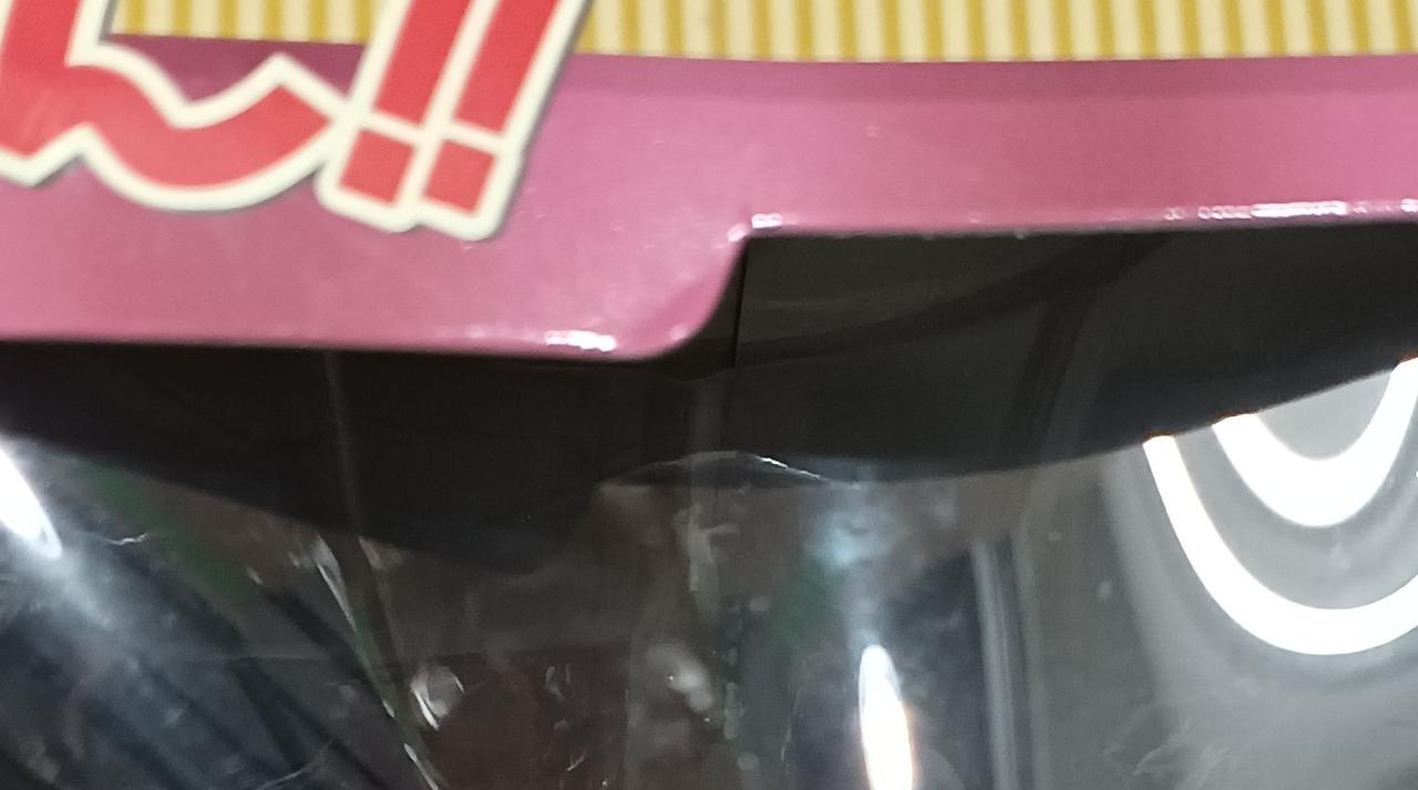 窓シート一部剥がれています。