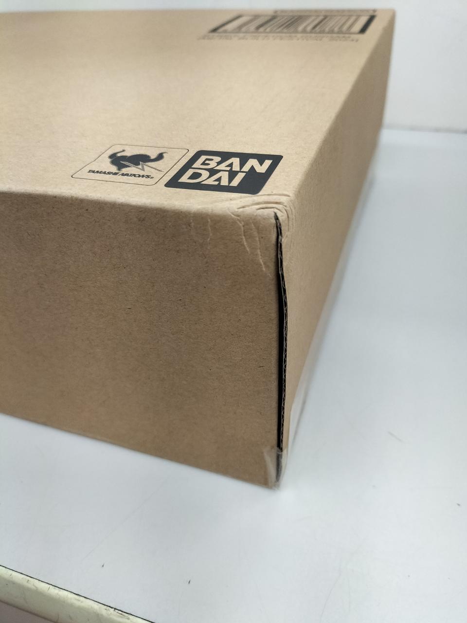 右側底面に凹みあり