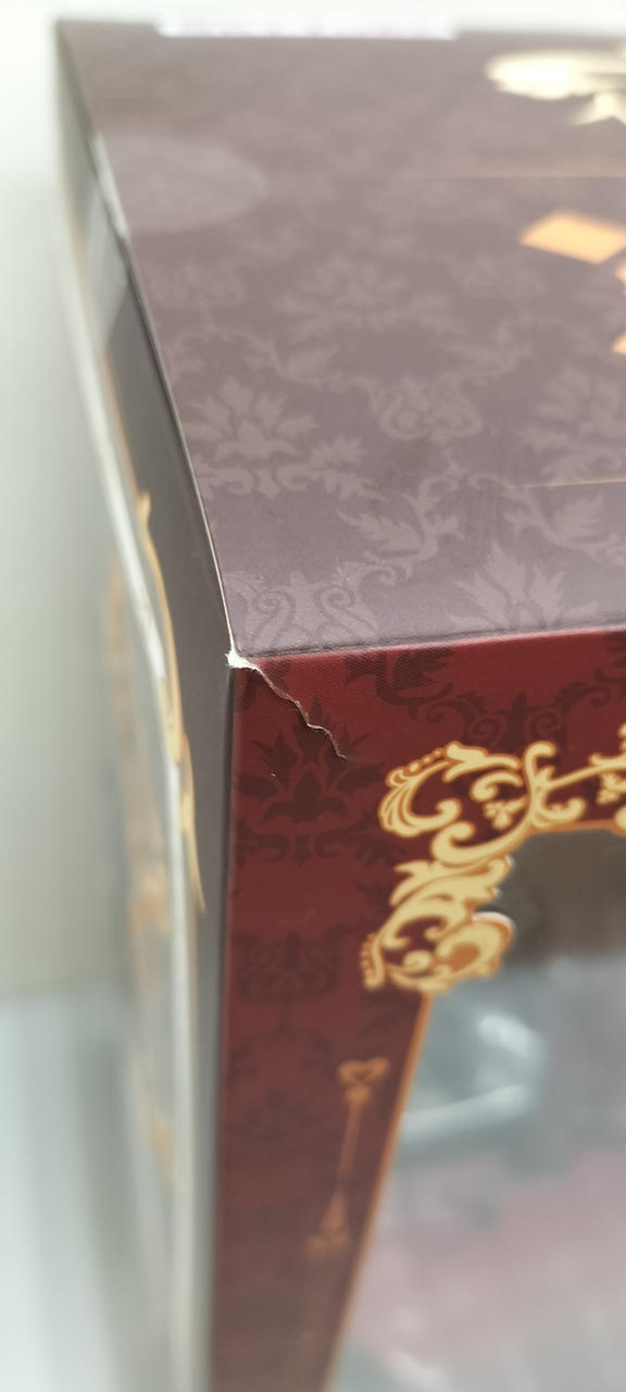 角に破れがあります