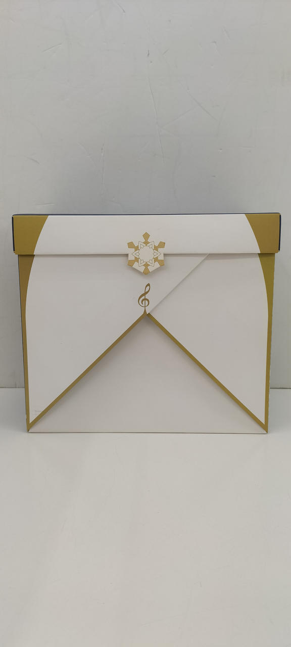 箱から線香の香りがします。