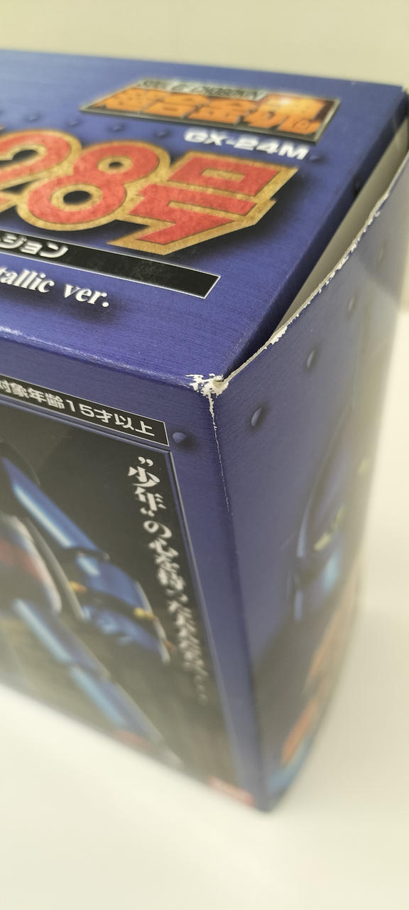 角に破れがあります