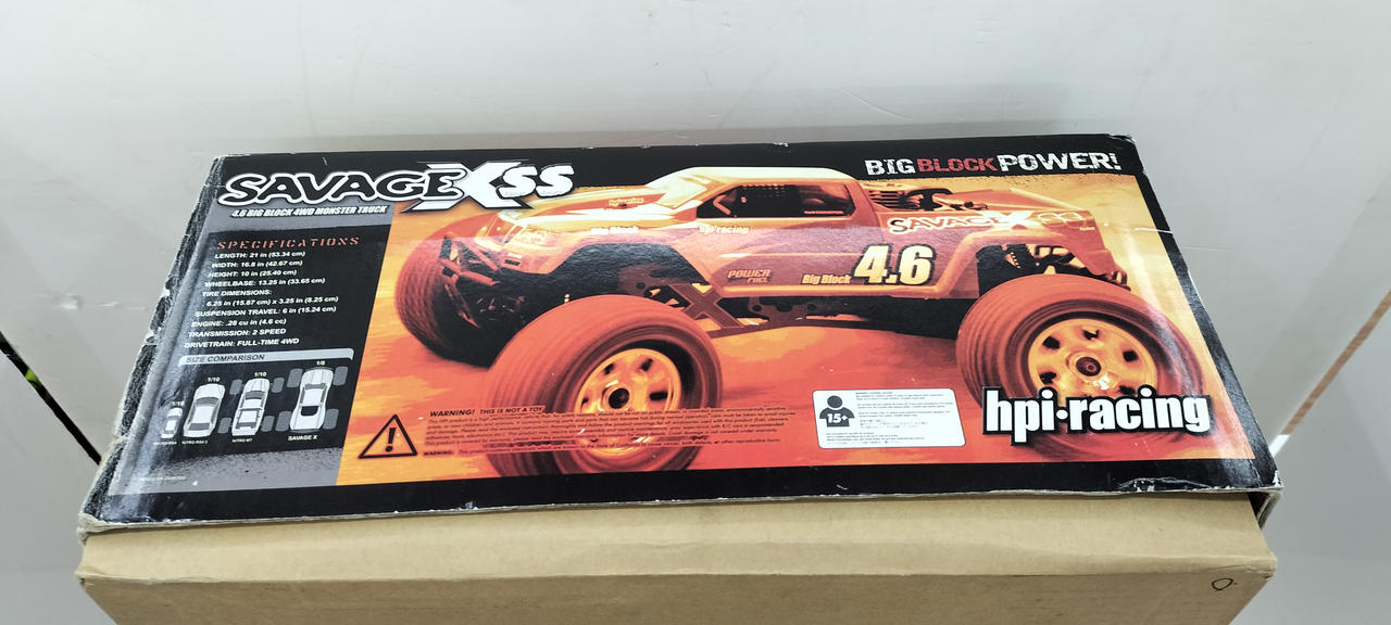 箱側面全体的に破れと擦れ傷あります。