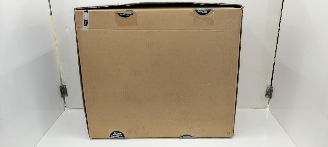 箱裏側全体的に破れと擦れ傷あります。