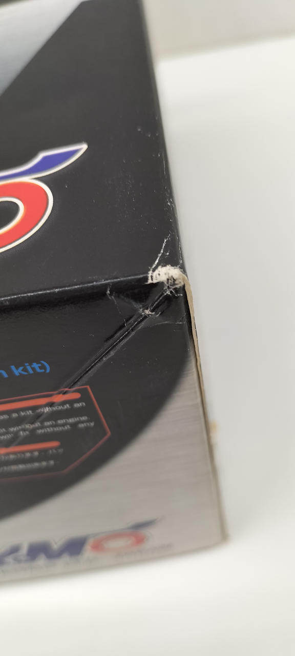 角に折れの跡があります