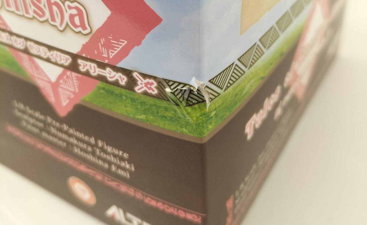 箱にキズあります。