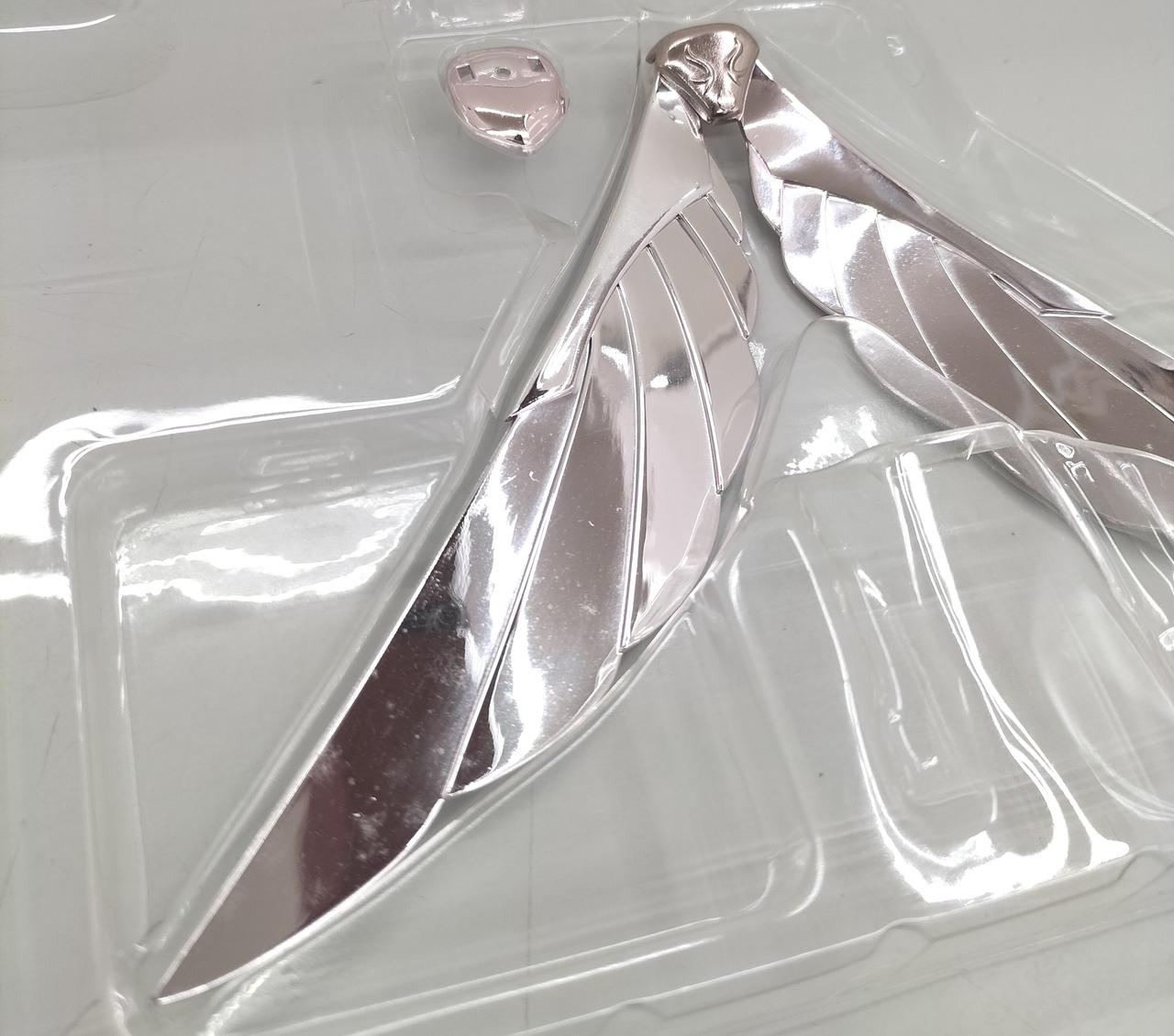 翼にキズ、汚れあります。