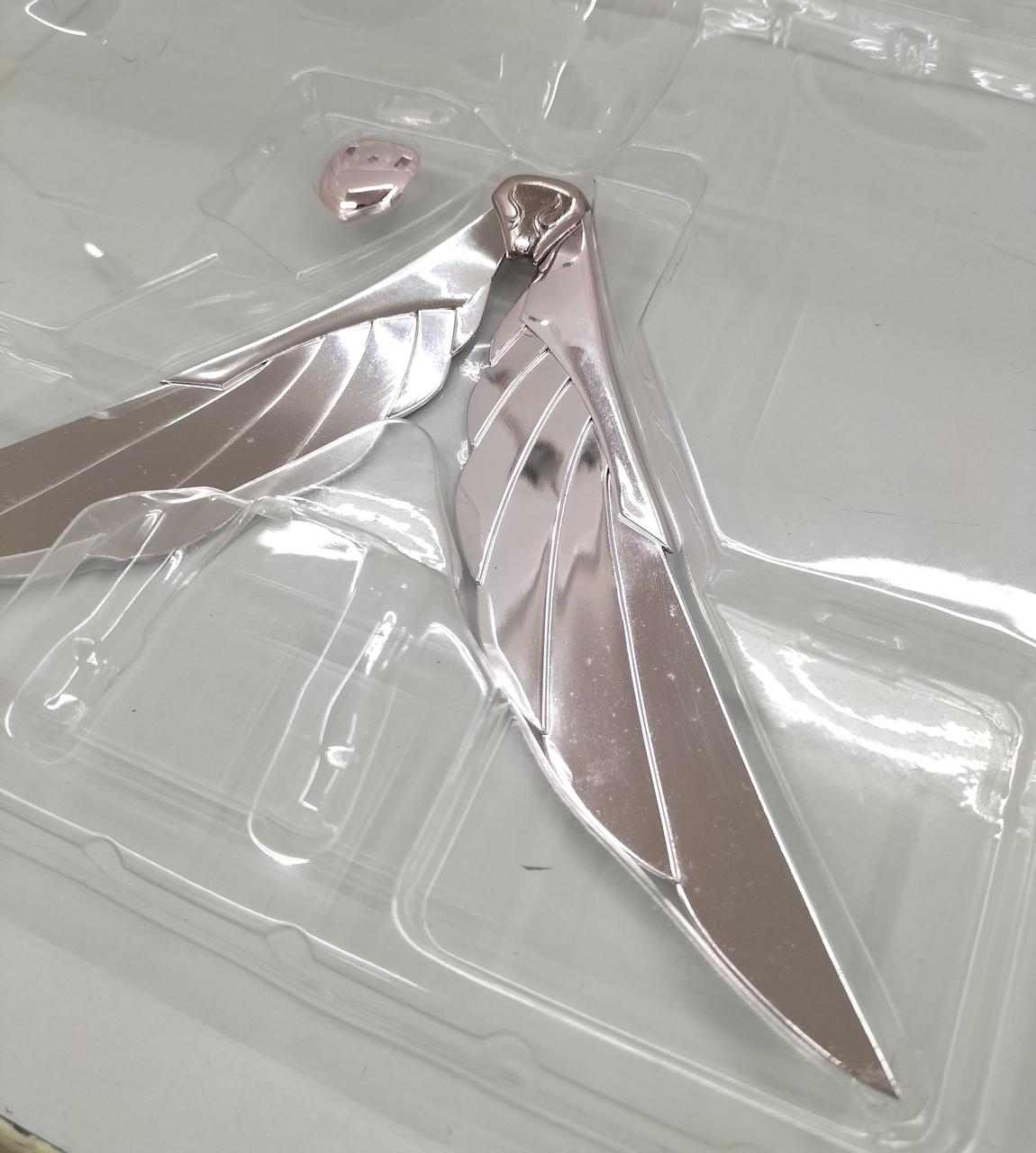 翼にキズ、汚れあります。