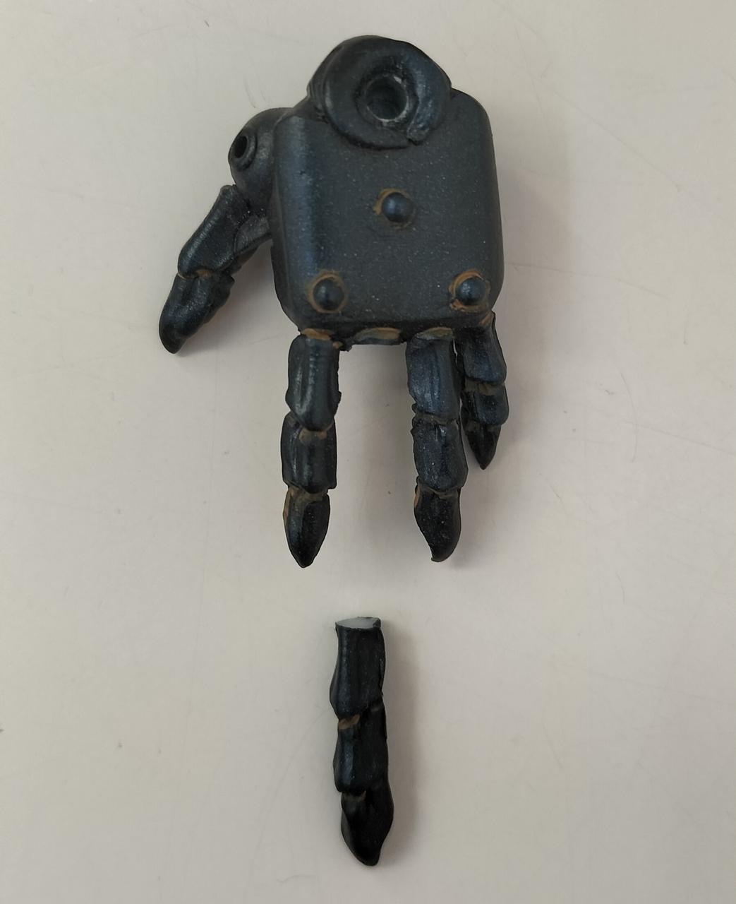 左手の指破損しています。