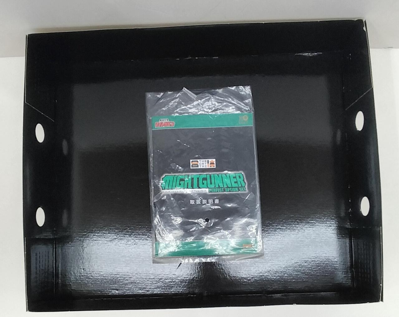 箱の中及び本体にタバコの臭い付いてます。