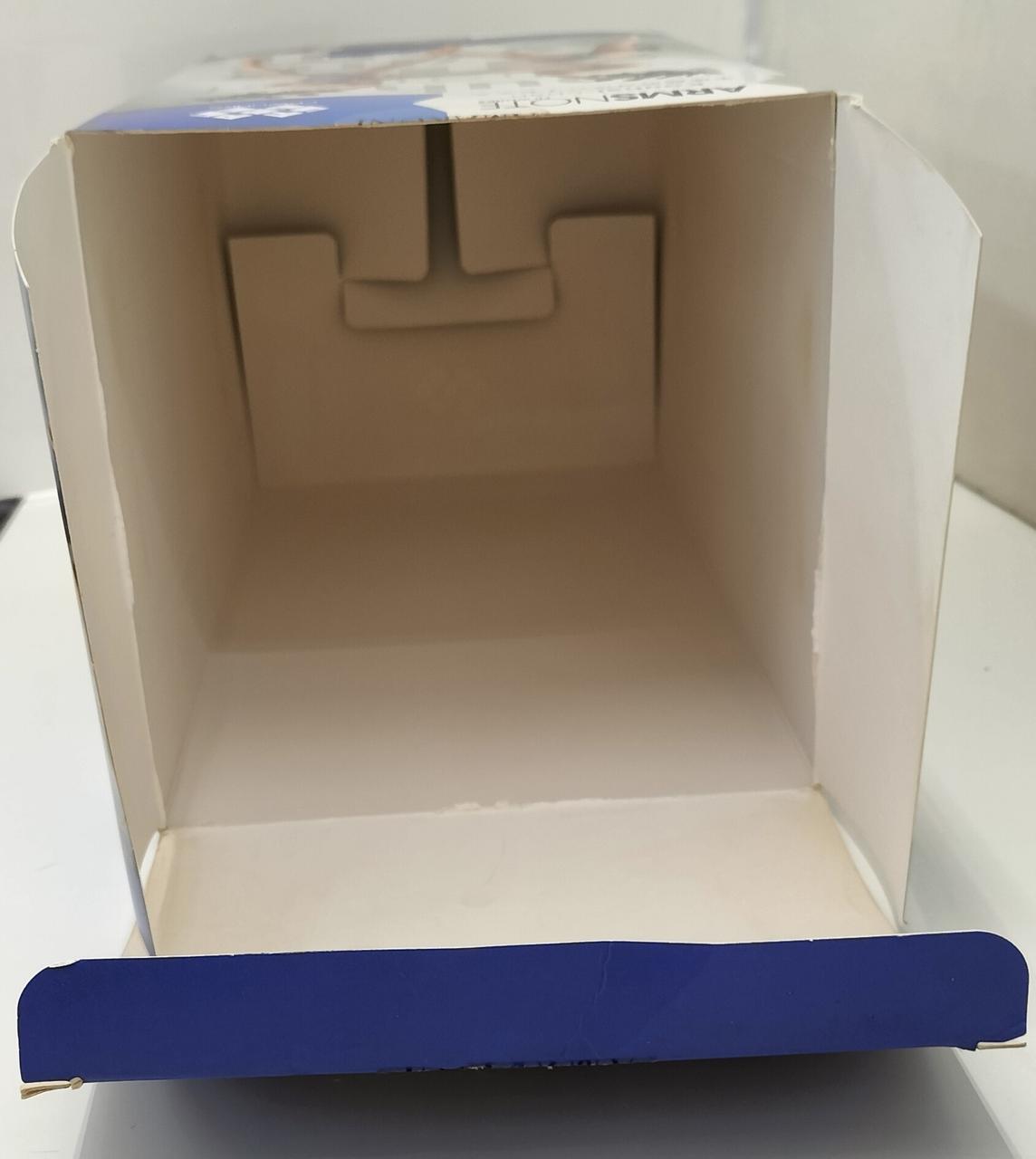 箱にタバコの変色、臭いあります。