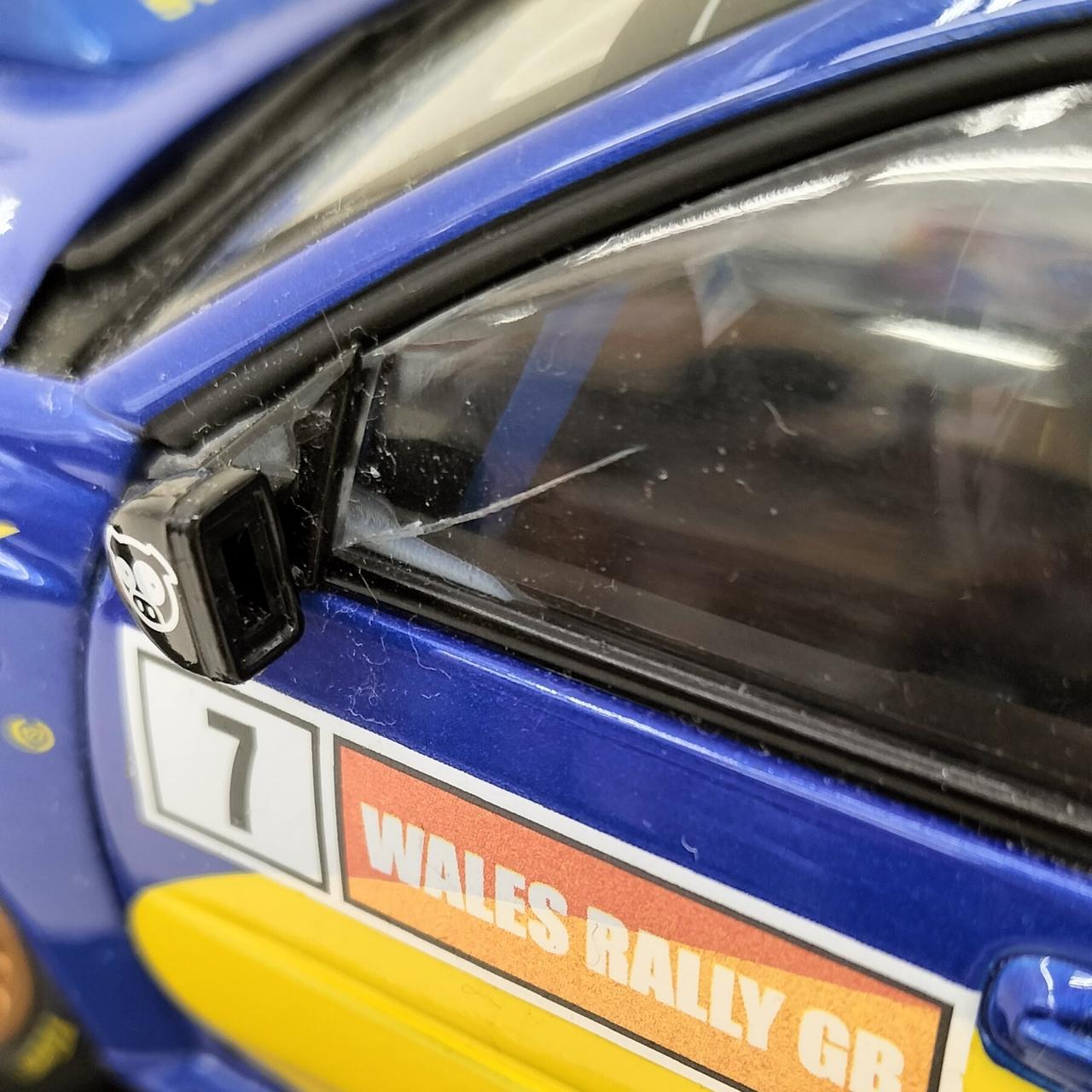 窓部分にひびあり