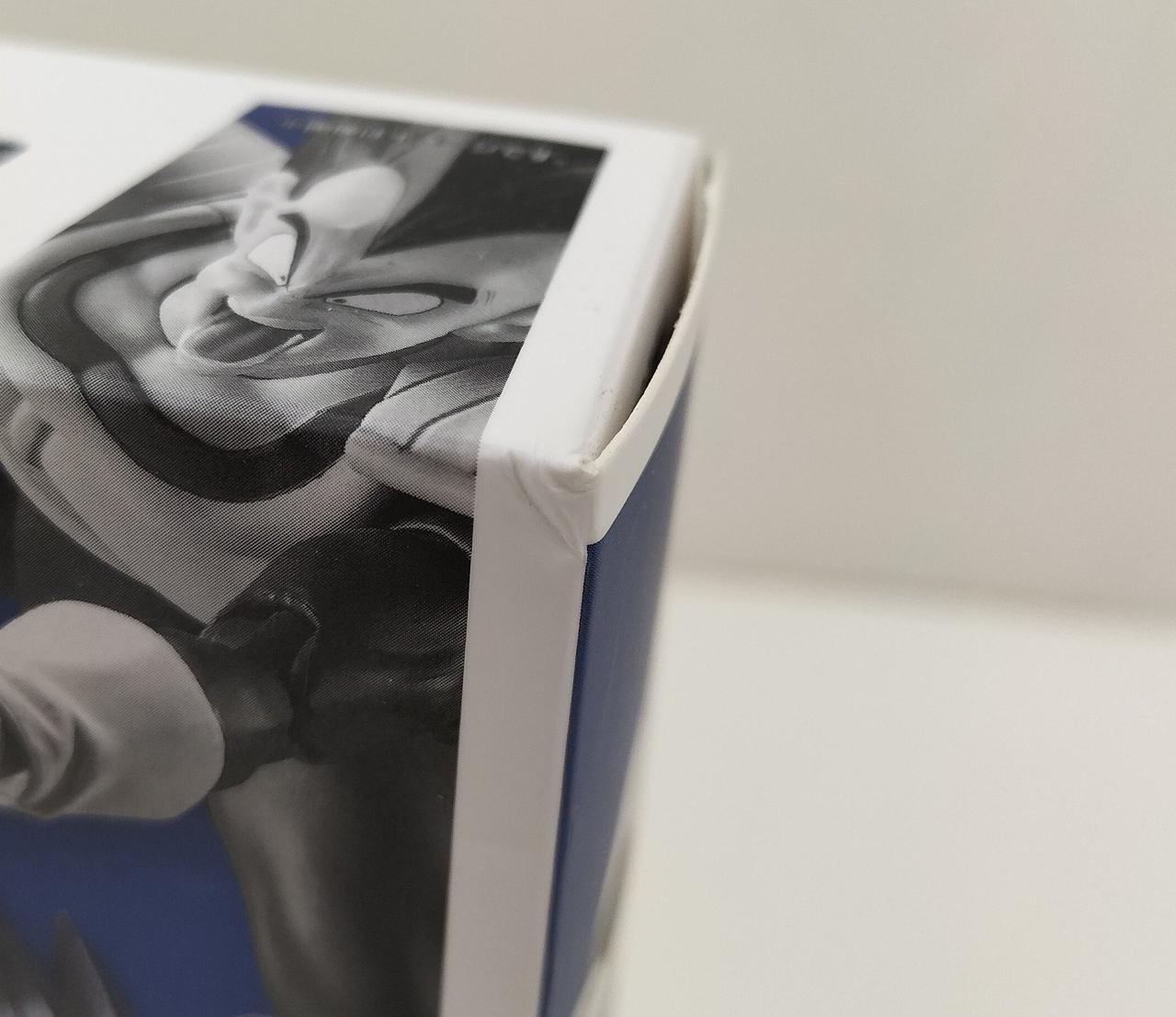 正面右上角に潰れあります