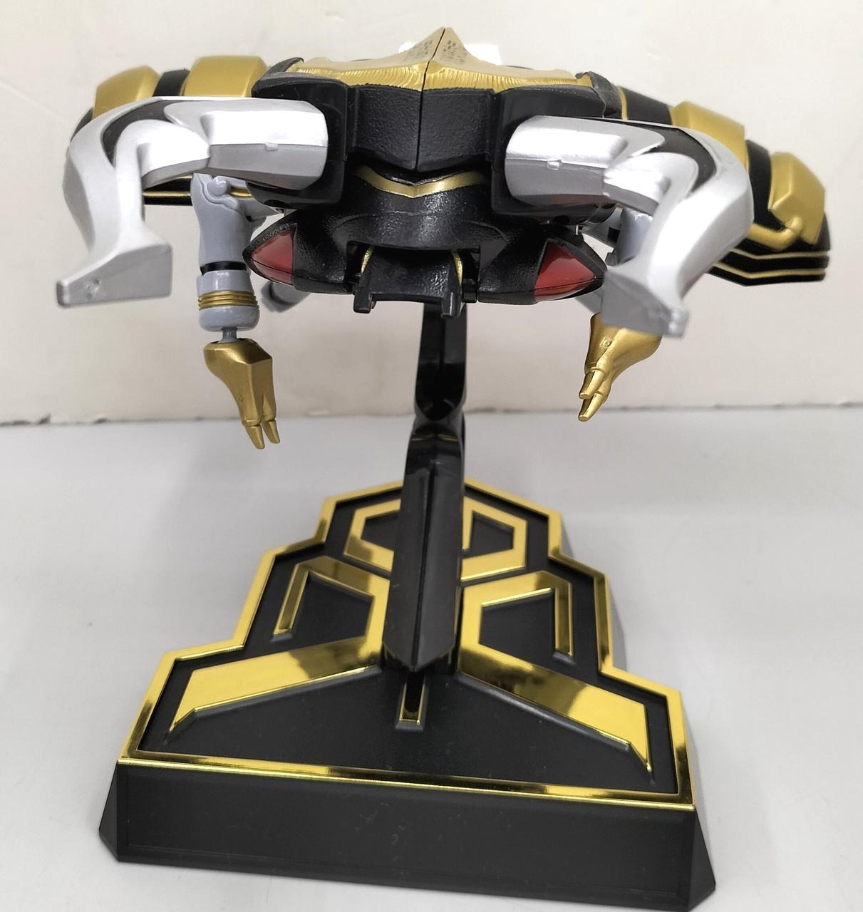 台座にキズあり