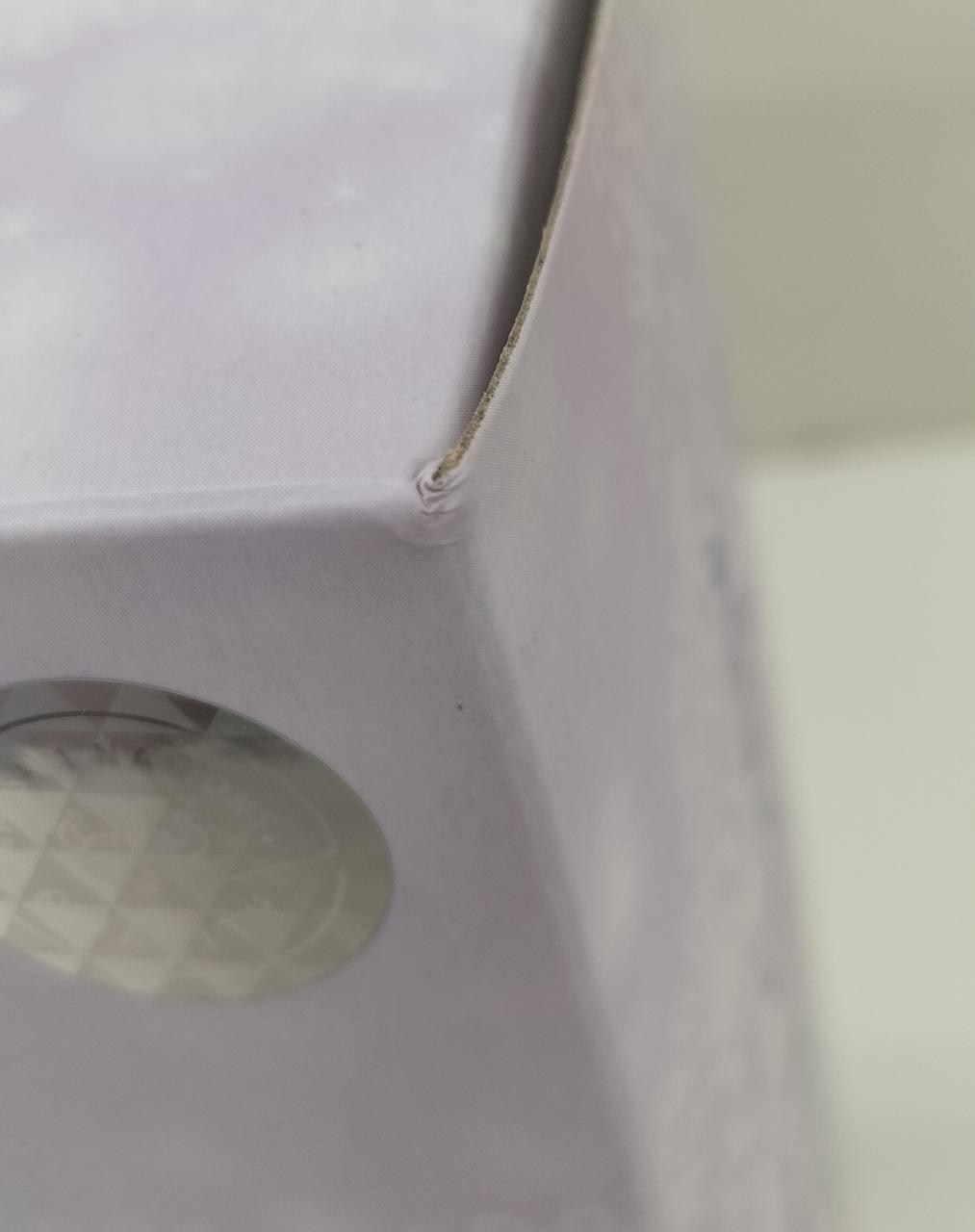 表面右上角に潰れあります