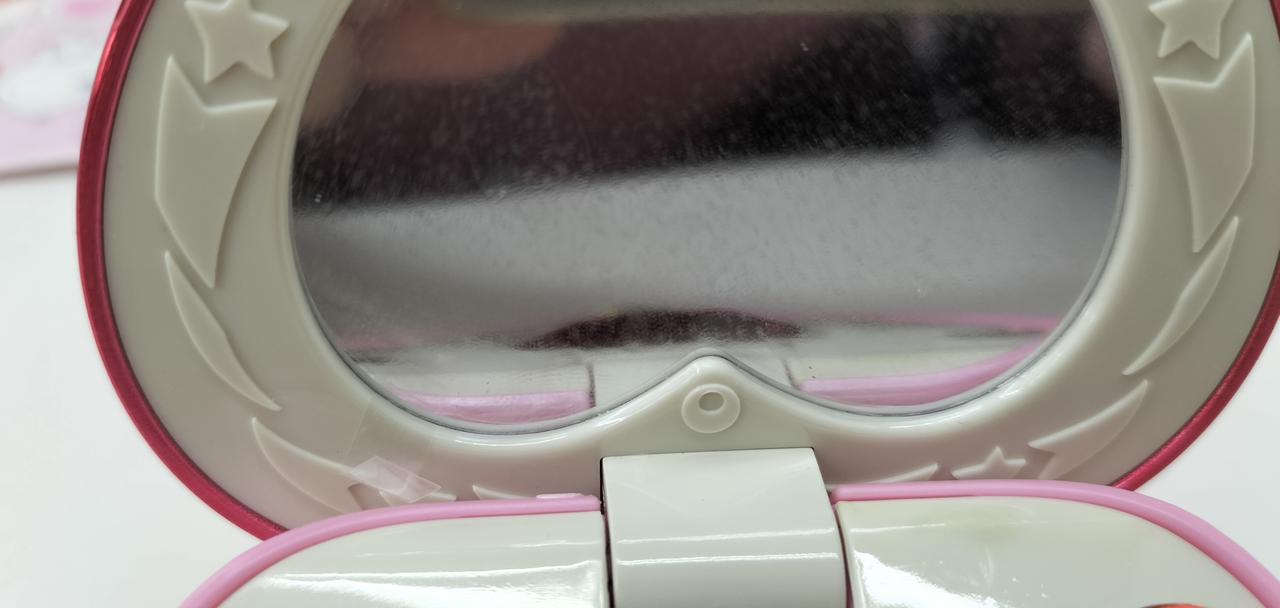 鏡の左下の辺りに指紋が付いています。