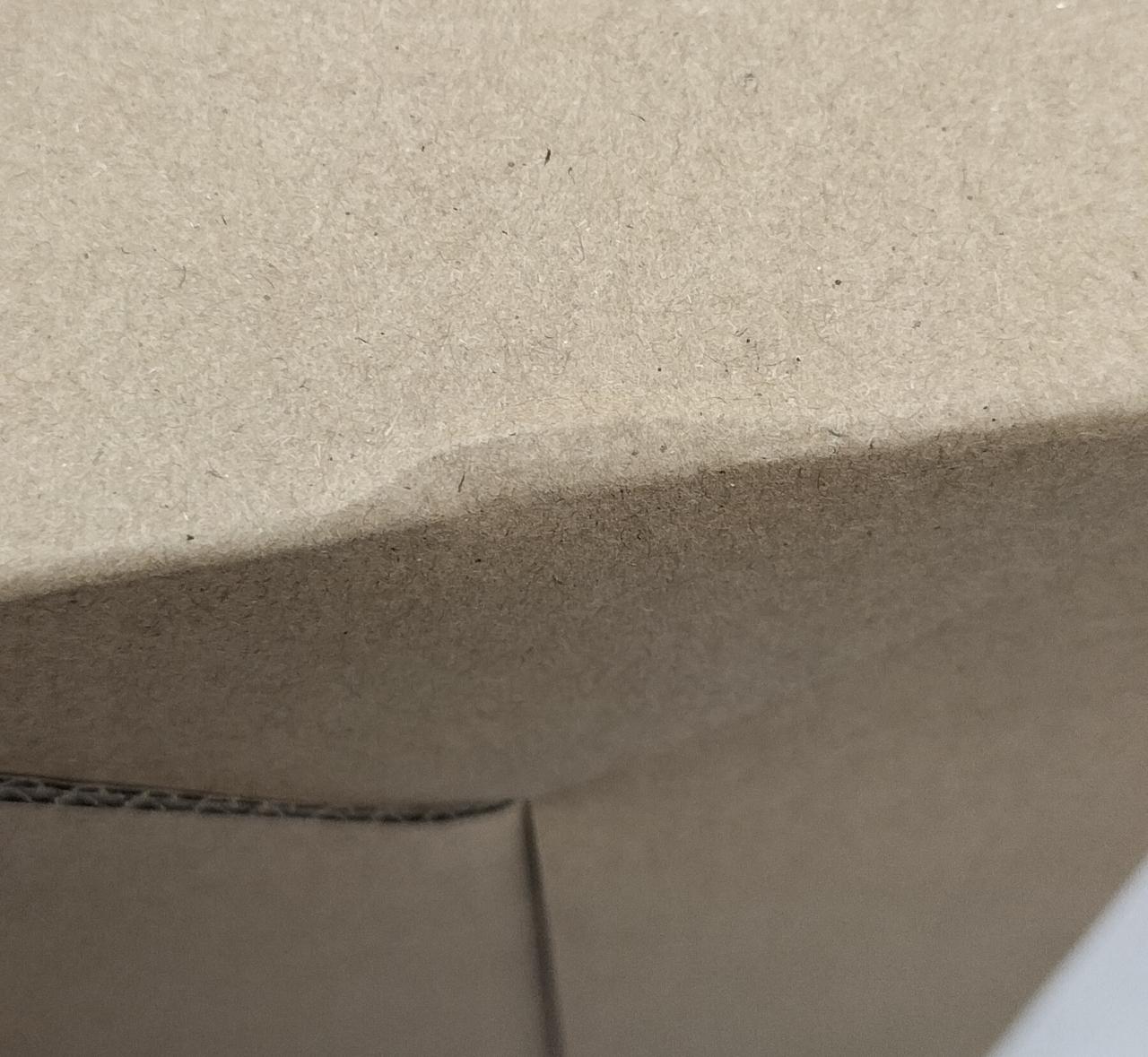 上面左側に凹みあります