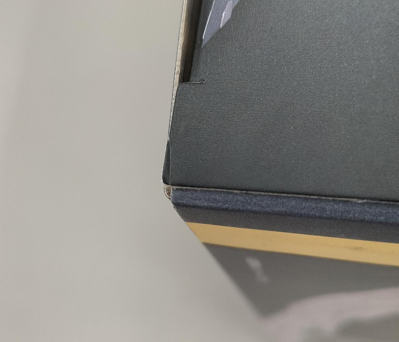 側面の下角に折れがあります