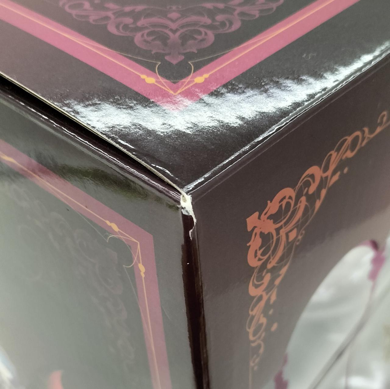 角に破れがあります