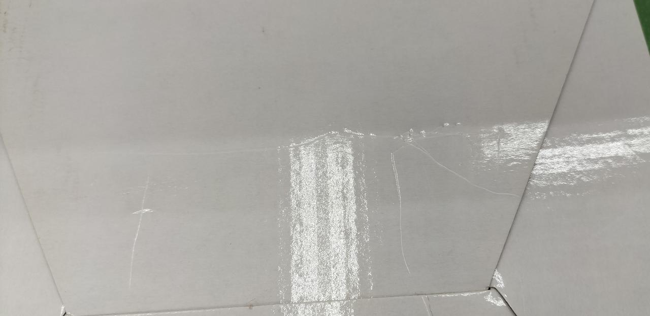 底面に線状の跡があります