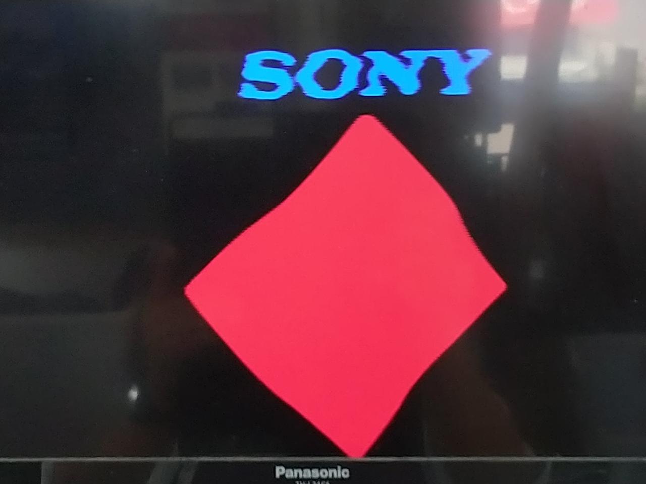 音は正常ですが、画像は赤く乱れています。