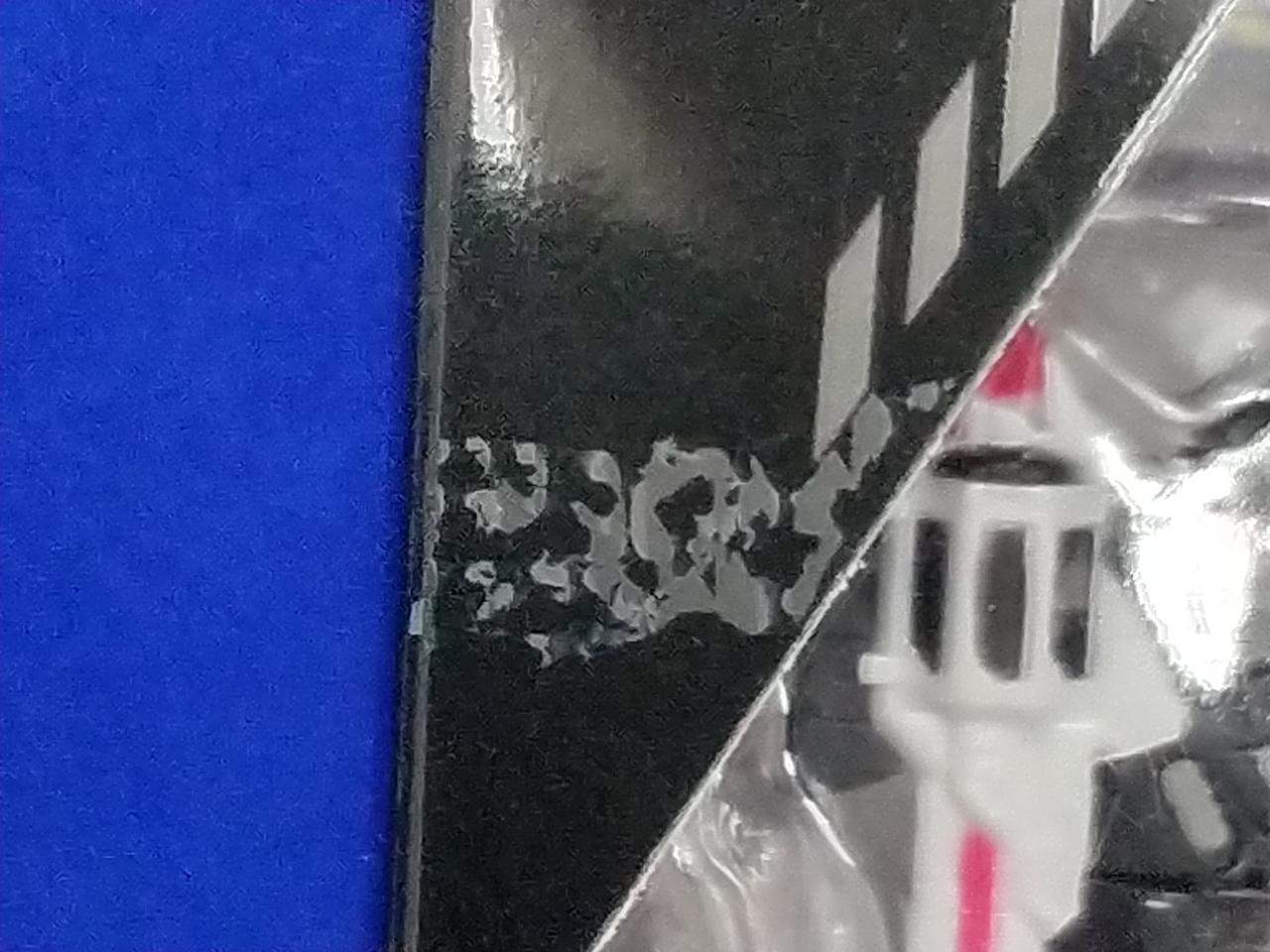 テープによってラミネートがはがれた跡