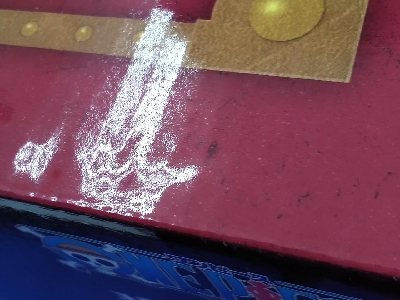 光っている部分が少しへこんでいます。