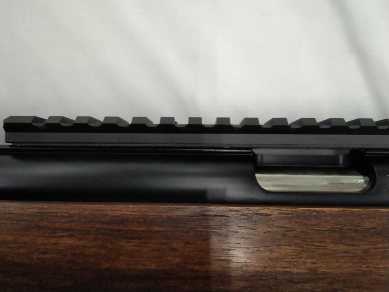 両面テープとボルトでレールが止まってます